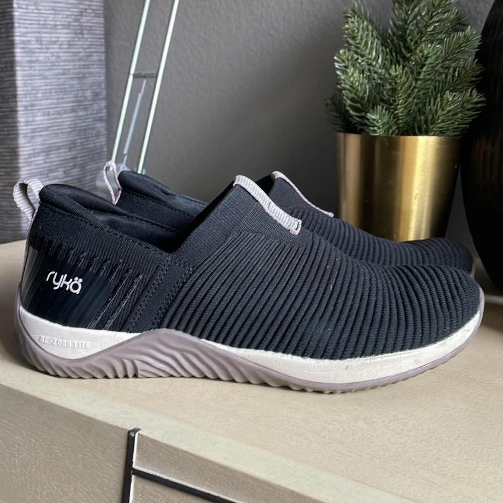 Ryka women’s slip on stretchy sneaker walking shoe black size 8 MEDIUM